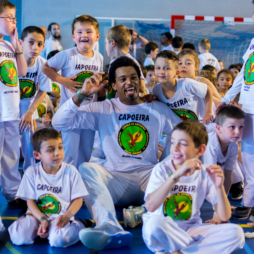Mestre Banana pose avec quelques enfants de l'association Capoeira Senzala 78.